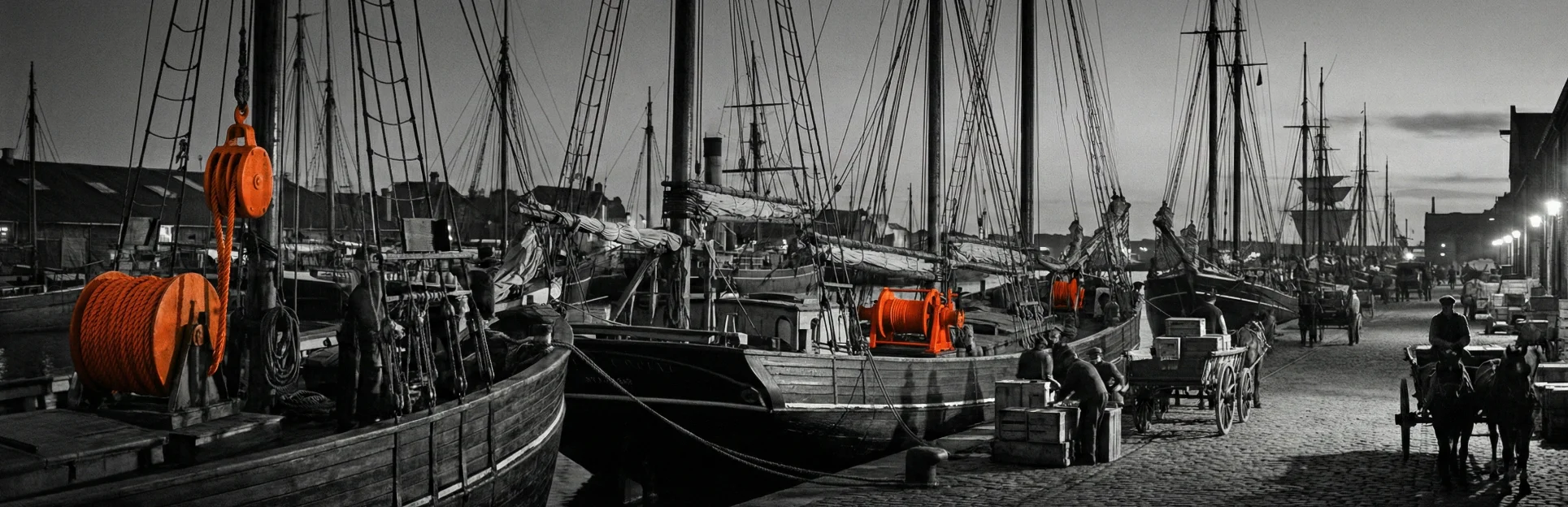 Klare Abläufe statt Chaos Historische Hafenszene in Schwarzweiß mit orangefarbenen Akzenten.